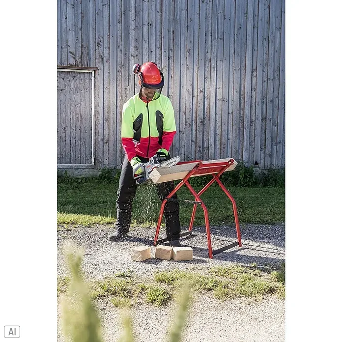 AL-KO Bosch Home & Garden Compatible Akku-Kettensäge CS 1825 - 18 V, Li-Ionen, Ohne Akku, Schwertlänge: 25 cm - Holzarbeiter mit Schutzhelm, Gesichtsschutz und Arbeitskleidung sägt mit einer AL-KO Motorsäge ein Holzstück auf einem roten Sägebock.
