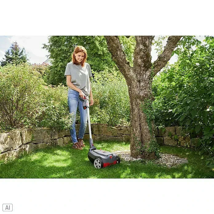 AL-KO Bosch Home & Garden Compatible Akku-Rasenmäher 22.4 LI Comfort - 18 V, 1 Akku, 2,5 Ah - Frau benutzt einen Rasenkantenschneider im Garten.