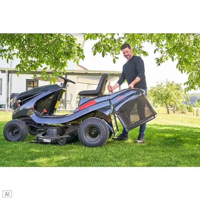 AL-KO Comfort Rasentraktor 18-103.4 HD-A V2 - 568 cm³, Schnittbreite: 103 cm - Ein Mann entleert den Fangkorb eines AL-KO Aufsitzmähers auf einem gepflegten Rasen, umgeben von üppigem Grün und einem modernen Haus im Hintergrund.