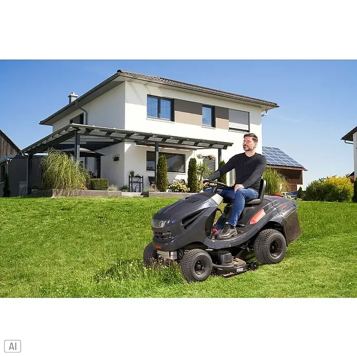 AL-KO Comfort Rasentraktor 18-103.4 HD-A V2 - 568 cm³, Schnittbreite: 103 cm - Ein Mann sitzt auf einem AL-KO Aufsitzmäher und mäht den Rasen vor einem modernen Haus mit Solaranlagen.