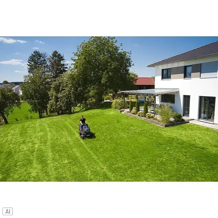AL-KO Comfort Rasentraktor 18-103.4 HD-A V2 - 568 cm³, Schnittbreite: 103 cm - Ein Mann mäht den Rasen mit einem Rasenmäher in einem großen Garten. Das Haus und der gepflegte Garten ergänzen das Bild.