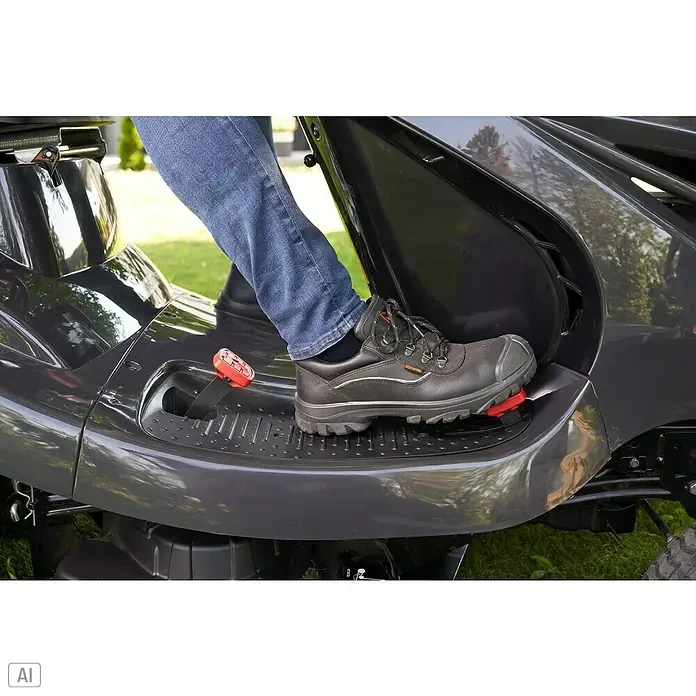 AL-KO Comfort Rasentraktor 18-103.4 HD-A V2 - 568 cm³, Schnittbreite: 103 cm - Detailaufnahme eines Rasentraktors mit Fuß auf dem Pedal, der die robuste Bauweise und Benutzerfreundlichkeit hervorhebt.