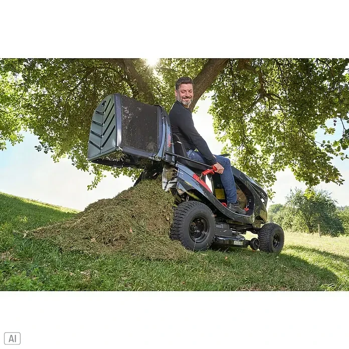 AL-KO Comfort Rasentraktor 18-103.4 HD-A V2 - 568 cm³, Schnittbreite: 103 cm - Mann auf einem Rasentraktor mit Grasfangkorb, der Grasschnitt ablädt. Der Rasentraktor ist das Hauptprodukt.