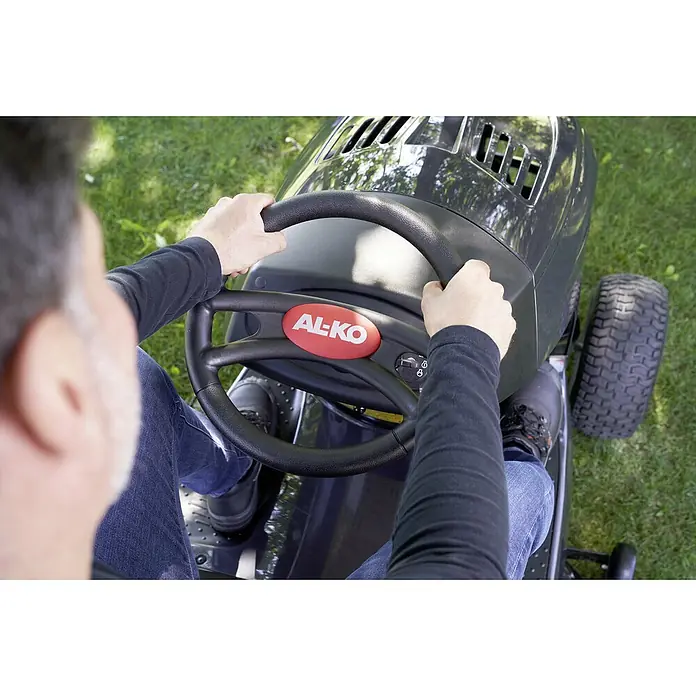 AL-KO Comfort Rasentraktor 18-111.4 HDS-A V2 - 568 cm³, Schnittbreite: 110 cm - Nahaufnahme eines AL-KO Aufsitzmähers mit Person am Steuer, der das Rasenmähen erleichtert.