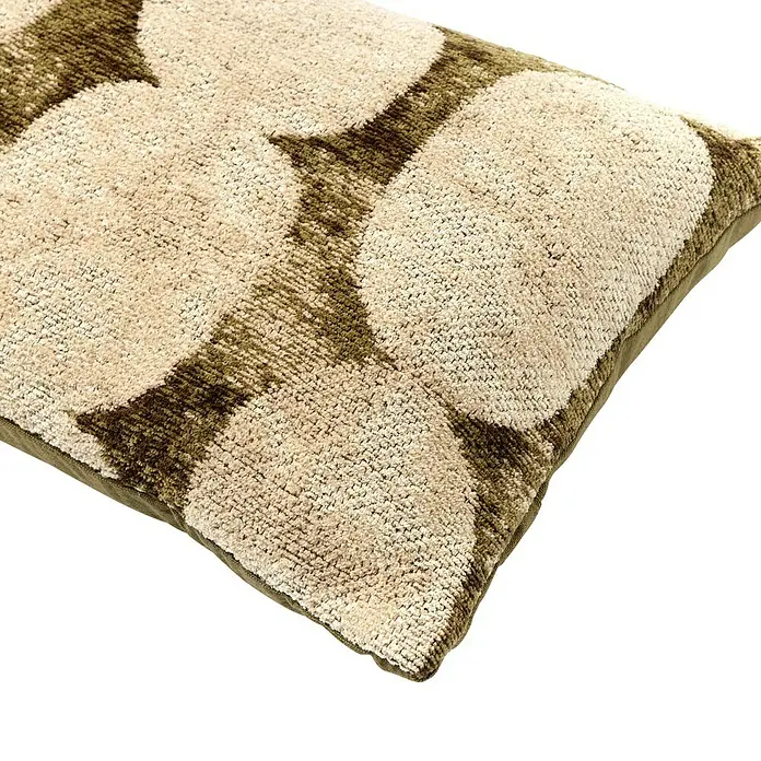 Kissen Rene - Olive, 50 x 30 cm, 100 % Baumwolle - Nahaufnahme eines rechteckigen Zierkissens mit großem Kreis Muster in Beige- und Olivtönen, das eine gemütliche und stilvolle Note vermittelt.