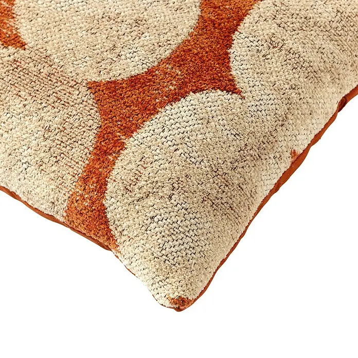 Kissen RenePotters Clay, 50 x 30 cm, 100 % Baumwolle - Nahaufnahme eines Kissens mit abstraktem Muster in Beige- und Orangetönen, das eine gemütliche und stilvolle Dekoration darstellt.