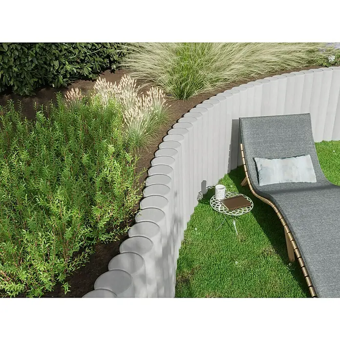 Diephaus Rundpalisade - 20 x 150 cm, Grau, Beton - Schöne, graue Sonnenliege mit Kissen und kleinem Tisch im Garten mit runden, weißen Beetbegrenzungen.