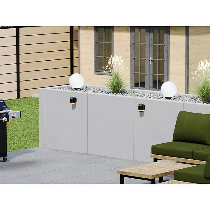 Diephaus L-Stein - 105 cm, 100 cm, Stärke: 12 cm, Grau - Ein Außenbereich mit einer Grillstelle, einer Sitzgruppe und einem erhöhten Pflanzbeet mit Kugel- und Wandleuchten für eine stimmungsvolle Atmosphäre.