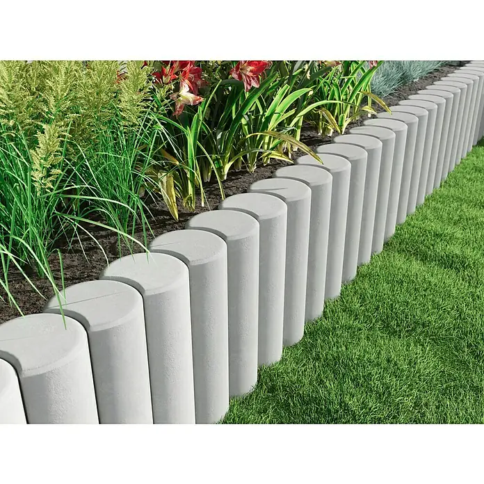 Diephaus Rundpalisade - Ø x H: 20 x 80 cm, Grau, Beton - Ein gepflegter Garten mit einer dekorativen Beetumrandung aus grauen Betonelementen, die eine klare Trennung zwischen Blumen und Rasen schafft.
