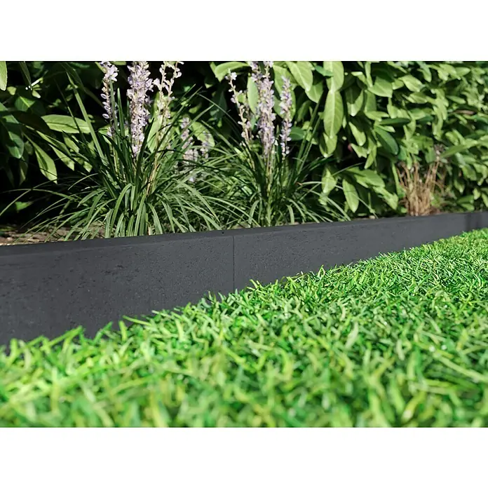 EHL Rasenkante - 100 x 5 x 25 cm, Anthrazit, Beton - Ein Bild einer schwarzen Rasenkante, die einen Gartenbereich mit grünen Pflanzen und Rasen abgrenzt, ideal für die Gartengestaltung.