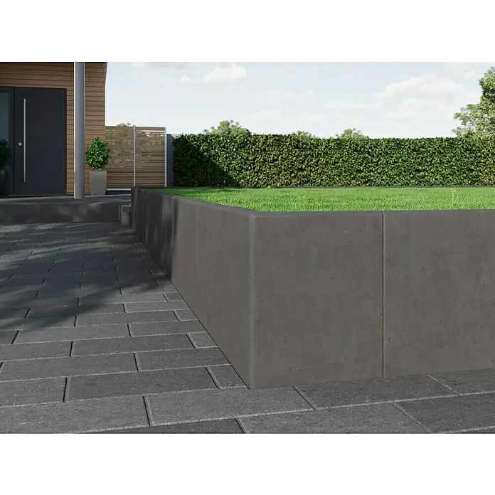 Diephaus L-Stein Außenecke - 50 cm, 50 cm, Stärke: 7 cm, Anthrazit - Eine moderne, graue Betonmauer dient als stilvolle Garteneinfassung und harmoniert mit dem gepflasterten Weg und dem modernen Hausdesign.
