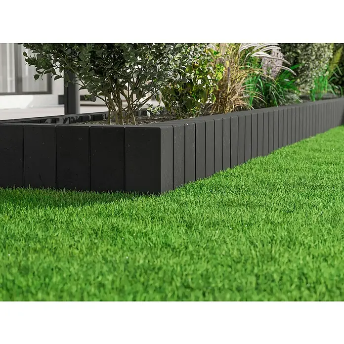 Diephaus Palisade / Mauerstein Laredo Meso - 40 x 12,5 x 12,5 cm, Basalt, Beton - Das Bild zeigt einen stilvollen, erhöhten Garten mit einer modernen, dunklen Rasenkante, die das Grün des Rasens schön ergänzt.