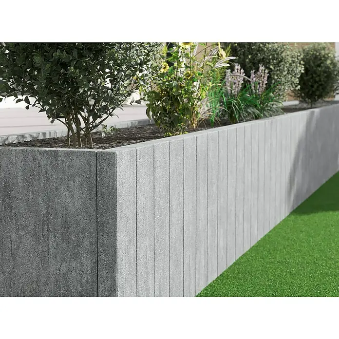 Diephaus Palisade Niles - 120 x 20 x 8 cm, Granit, Beton - Eine Betonmauer mit Pflanzen darauf, die als Gartenelement dient. Ideal, um eine stilvolle und moderne Gartengestaltung zu realisieren.