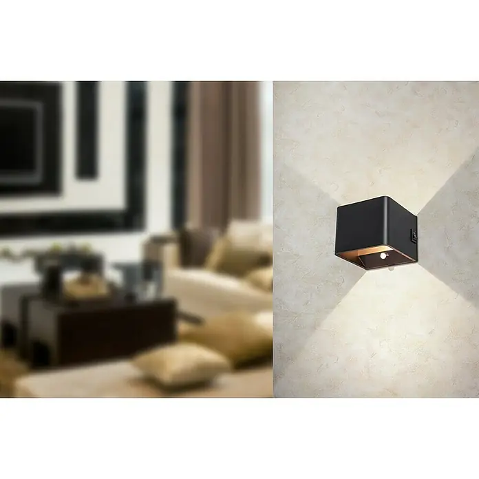 Lavida Aplique de pared con batería Lucca - L x An x Al: 10 x 10 x 8 cm, 1,2 W, Negro, Blanco cálido - Un foco de pared negro en forma de cubo que emite luz cálida, montado en una pared interior texturizada.