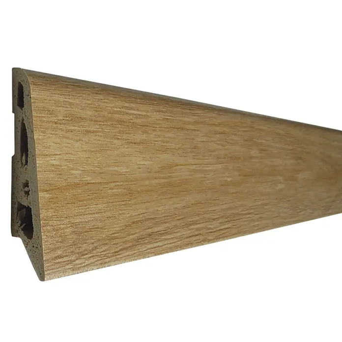 Döllken Sockelleiste - 250 cm x 15 mm x 60 mm, Hartschaum, Colorado Oak - Bild einer braunen Sockelleiste mit Holzstruktur. Die Leiste ist hohl und bietet Platz für Kabel und Leitungen. Ideal für jeden Raum.