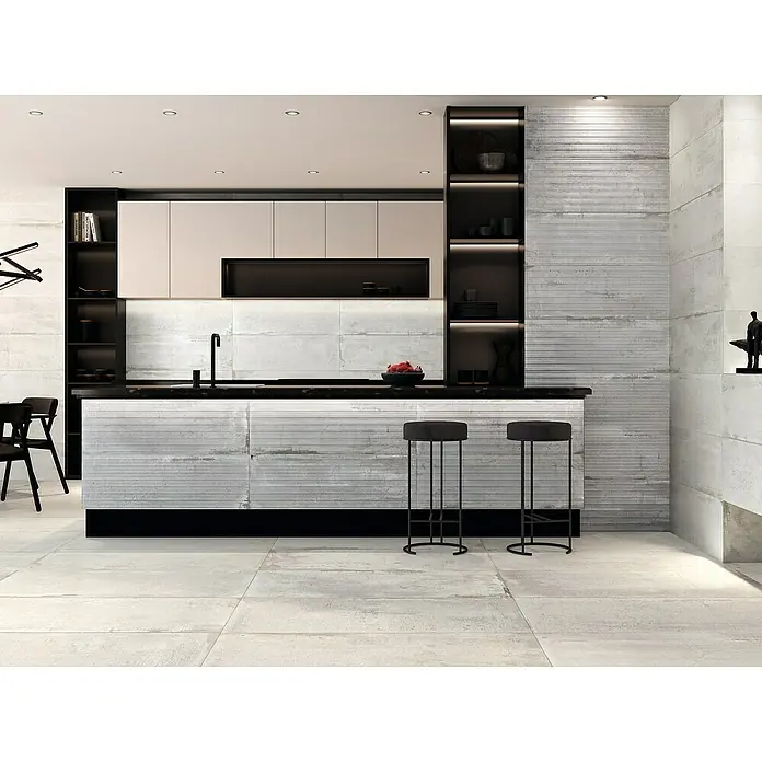 Feinsteinzeugfliese Bond Ash - 60 x 120 cm, Grau, Matt - Elegante Küche mit modernen Küchenmöbeln in Schwarz und Beige, Arbeitsplatte aus Stein und zwei Barhockern für eine stilvolle Atmosphäre.
