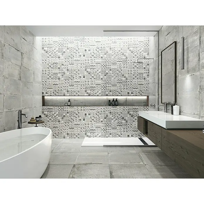 Feinsteinzeugfliese Bond Ash - 60 x 60 cm, Grau, Matt - Badezimmer mit freistehender Badewanne und Waschtisch mit Holzunterschrank vor grauen Fliesen mit Muster.