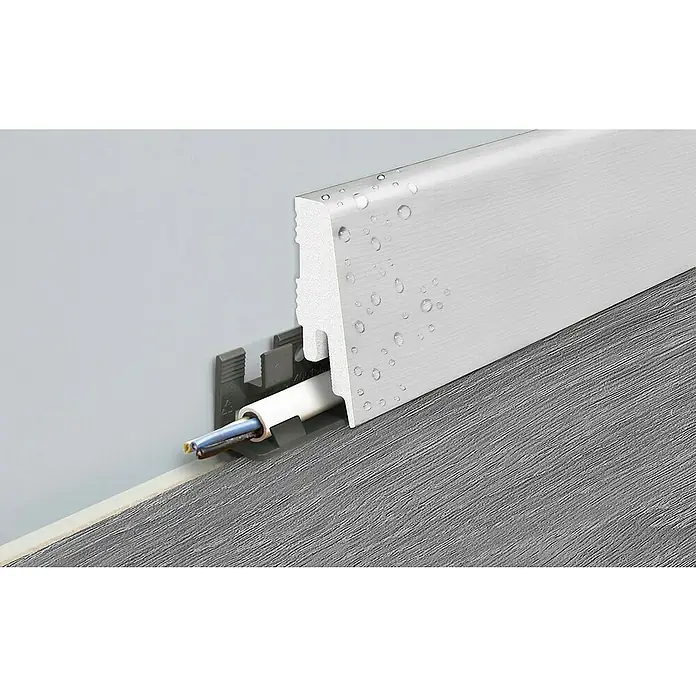 LOGOCLIC Sockelleiste Element Pro K58 C - 240 cm x 18 mm x 58 mm, Weiß - Eine weiße Fußleiste mit integriertem Kabelkanal, die an einer Wand und einem grauen Bodenbelag angebracht ist.