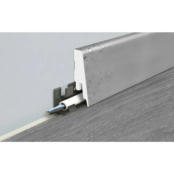 LOGOCLIC Sockelleiste Element Pro K58 C - 240 cm x 18 mm x 58 mm, Silber - Nahaufnahme einer wasserabweisenden Sockelleiste in Silber mit Kabelkanal für ein modernes Interieur.