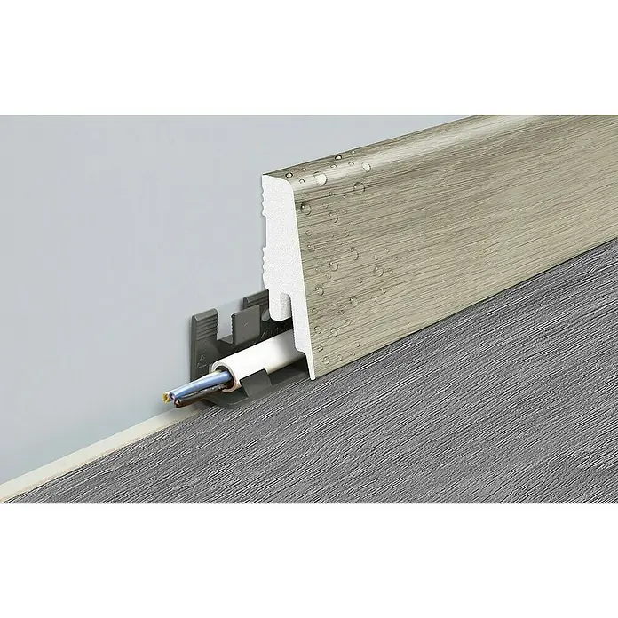 LOGOCLIC Sockelleiste Element Pro K58 C - 240 cm x 18 mm x 58 mm, Breakwater - Das Bild zeigt eine Sockelleiste mit Kabelkanal, ideal zur Verdeckung von Kabeln. Die Leiste hat ein modernes Holzdekor und eine feuchtigkeitsabweisende Oberfläche.