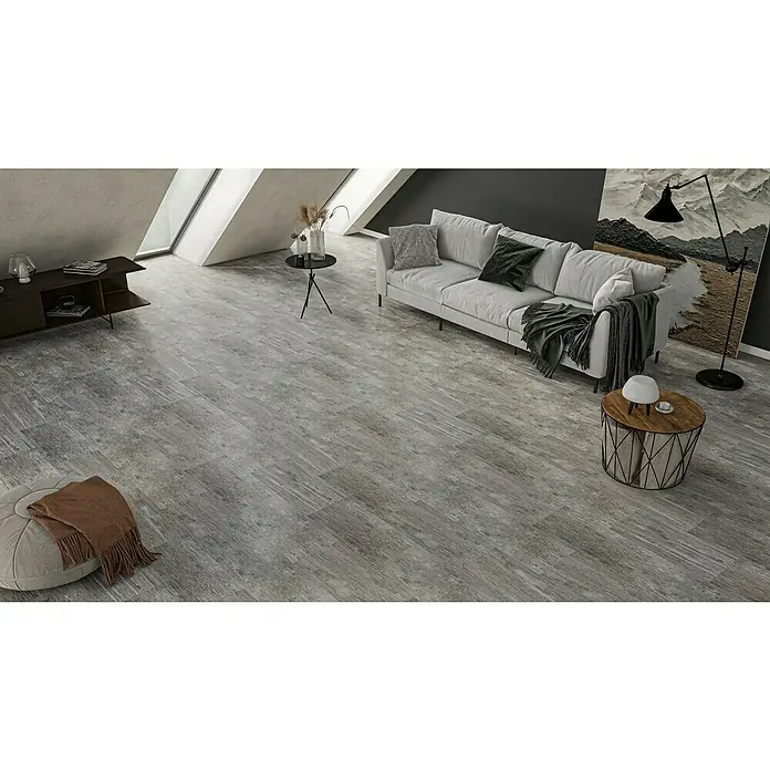 Feinsteinzeugfliese Saloon Silver - 30 x 60 cm, Grau/Silber, Matt - Innenraum mit Holzbodenfliesen. Die grauen Holzbodenfliesen verleihen dem Raum ein modernes, stilvolles Aussehen.