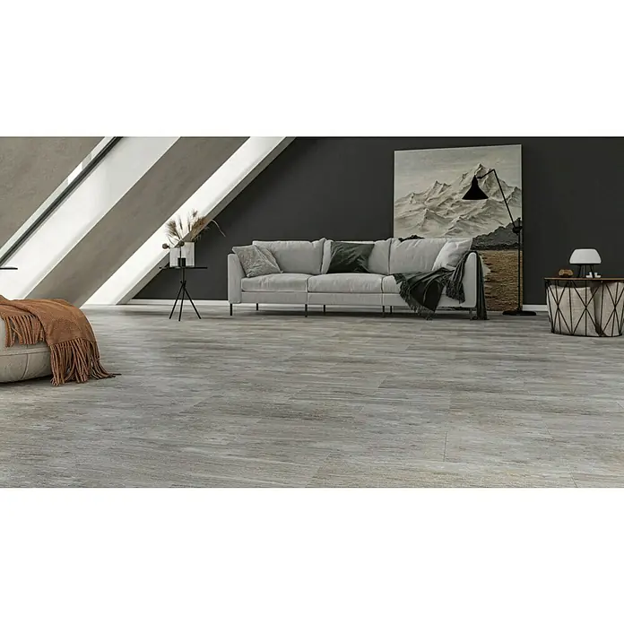 Feinsteinzeugfliese Saloon Silver - 30 x 60 cm, Grau/Silber, Matt - Einladendes Interieur mit grauem Sofa, modernem Bodenbelag und Kunstwerk an der dunklen Wand, das eine stilvolle und gemütliche Atmosphäre schafft.