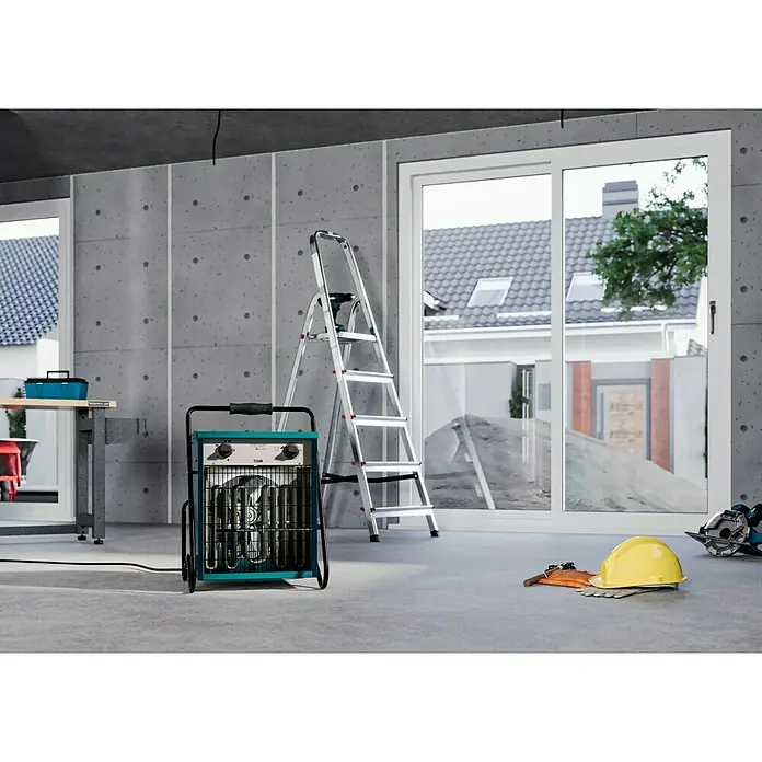 Voltomat HEATING Bauheizer - 15.000 W, Nennspannung: 400 V, Blau, IP24 - Ein tragbarer elektrischer Heizlüfter steht in einem Raum neben einer Leiter und Bauhelmen.
