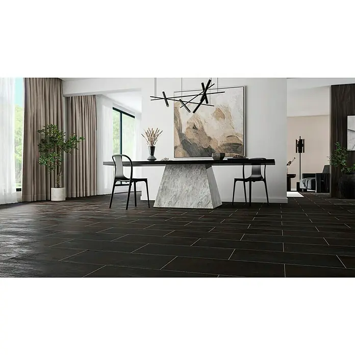 Feinsteinzeugfliese Flatiron - 30,8 x 61,5 cm, Schwarz, Matt - Elegantes Interieur mit dunklem Holzboden. Die dunklen Fliesen in Holzoptik verleihen dem Raum eine warme und einladende Atmosphäre.