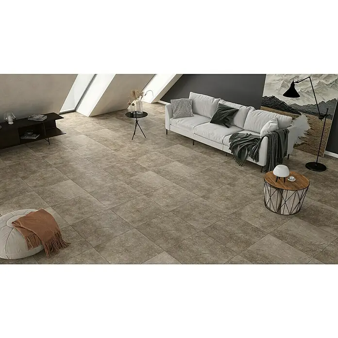 Feinsteinzeugfliese Geo Brown - 60 x 60 cm, Braun, Schimmernd - Dieses Bild zeigt ein Zimmer mit hellbraunen Bodenfliesen. Die Bodenfliesen sind das Hauptmerkmal dieses Bildes.