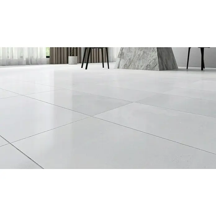 Oxyd Bodenfliese - 30 cm x 60 cm x 9 mm, Grau/Weiß, Schimmernd, Rektifiziert - Nahaufnahme der glänzenden, weißen Bodenfliesen, die ein sauberes und modernes Ambiente in einem hellen Raum schaffen.