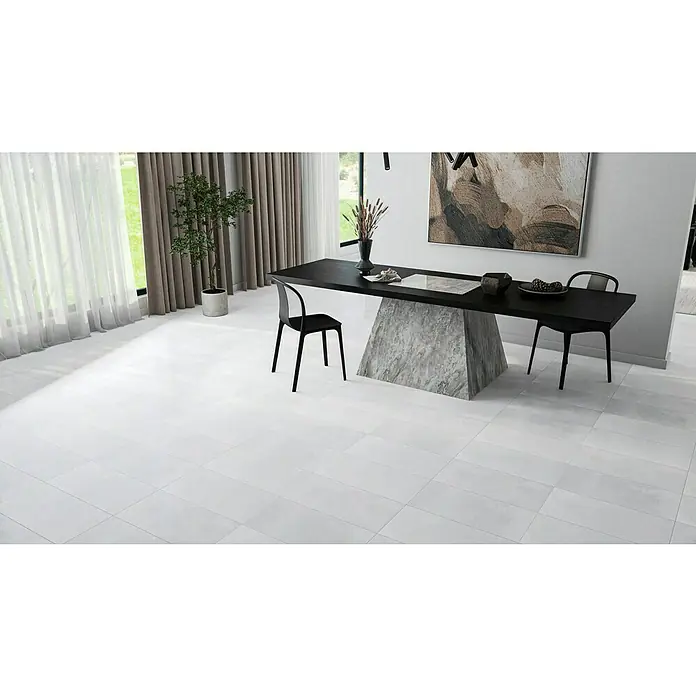 Oxyd Bodenfliese - 30 cm x 60 cm x 9 mm, Grau/Weiß, Schimmernd, Rektifiziert - Ein helles Zimmer mit weißem Fliesenboden, einem dunklen Tisch mit Marmorbasis und zwei schwarzen Stühlen. Das Bild betont die moderne Gestaltung des Raumes.