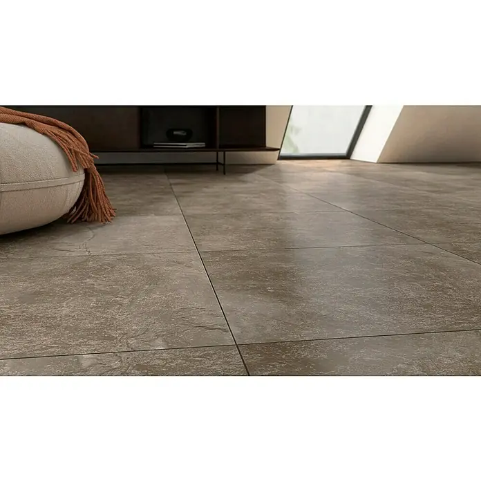 Feinsteinzeugfliese Geo Brown - 60 x 60 cm, Braun, Schimmernd - Nahaufnahme von grauem Steinzeugfliesenboden, der eine moderne und elegante Ästhetik für jeden Raum bietet.