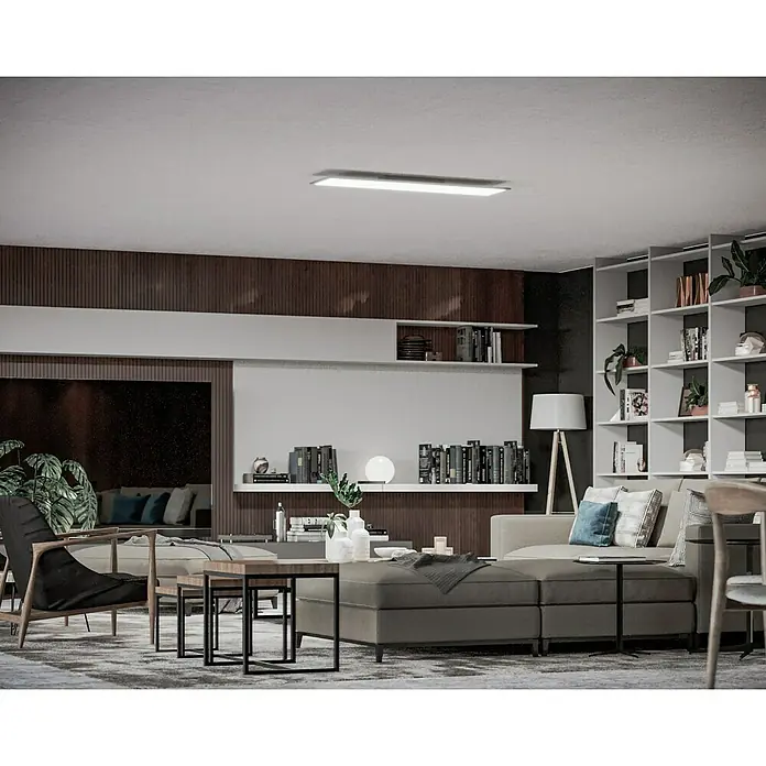 Ledvance LED-Panel Planon Plus - 36 W, 120 x 30 cm, Weiß, Kaltweiß - Einladendes Wohnzimmer mit grauer Couch, Holzregalen und minimalistischem Design, das eine entspannte Atmosphäre ausstrahlt.