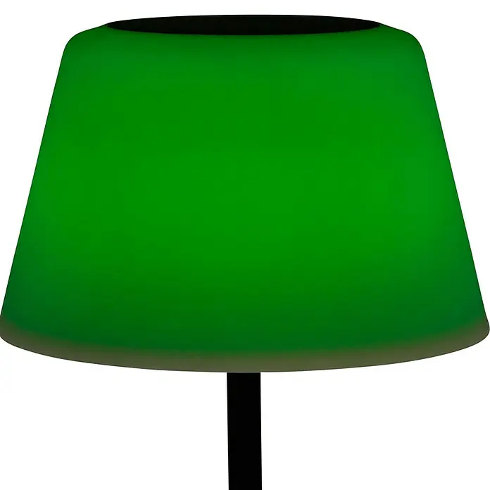 BAUHAUS Solar-Stehleuchte - 5,8 W, L x B x H: 27,5 x 27,5 x 105,5 cm, Schwarz/Weiß, IP44 - Nahaufnahme einer modernen, grünen Tischleuchte, die ein sanftes, einladendes Licht ausstrahlt und eine gemütliche Atmosphäre schafft.