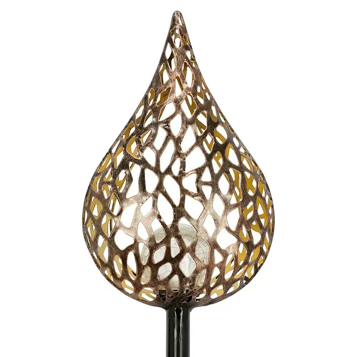 BAUHAUS Solar-Erdspieß Flame - 0,06 W, L x B x H: 38 x 38 x 151 cm, Schwarz/Gold, IP44 - Nahaufnahme einer tropfenförmigen Solarleuchte mit einem dekorativen, durchbrochenen Muster und einer warmen, goldenen Innenseite.