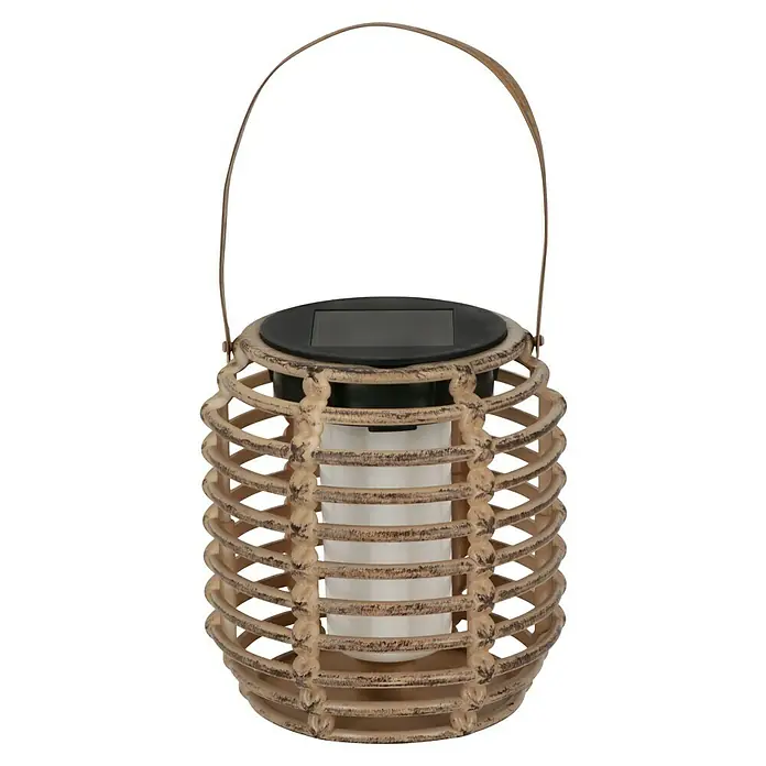 BAUHAUS Solar-Tischleuchte - Rattan, IP44 - Dekorative Laterne mit Solarpanel und Tragegriff. Die Laterne ist aus hellem, rustikalem Material gefertigt und enthält eine weiße Kerze.