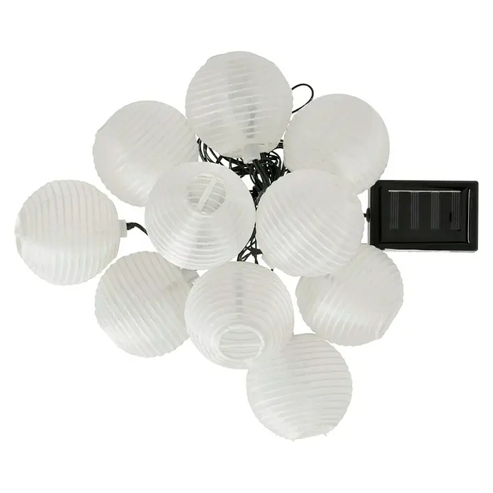 BAUHAUS Solar-Lichterkette Minilampions - Länge: 3,8 m, LED, Weiß - Eine Lichterkette mit Solarpanel und weißen Papierlaternen für eine stimmungsvolle Beleuchtung im Garten.