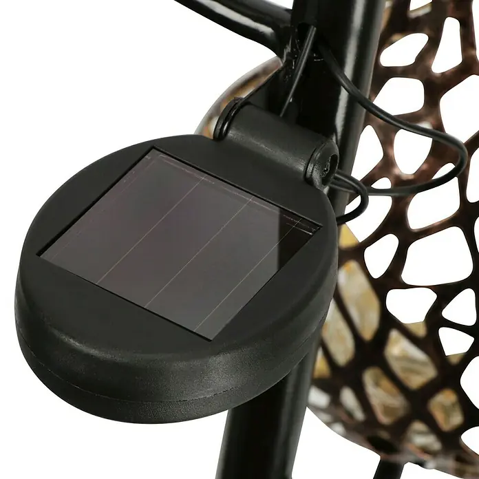 BAUHAUS Solar-Erdspieß Flame - 0,06 W, L x B x H: 38 x 38 x 151 cm, Schwarz/Gold, IP44 - Nahaufnahme eines Solarpanels, das an einem dekorativen Gartenlicht befestigt ist und nachhaltige Beleuchtung im Freien ermöglicht.