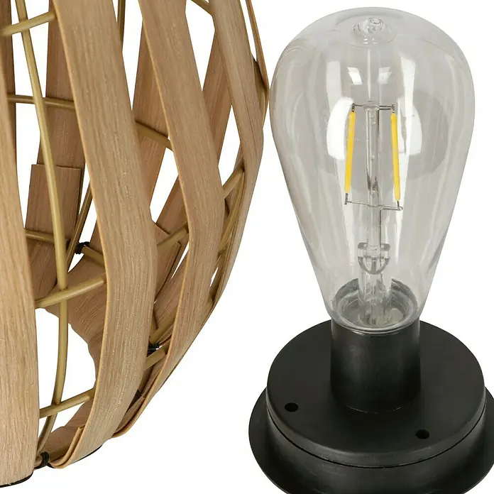 BAUHAUS Solar-Tischleuchte Natural - Rattan, IP44 - Nahaufnahme einer Tischleuchte mit einem Schirm aus hellem Holzgeflecht und einer LED-Glühbirne auf einem schwarzen Sockel.
