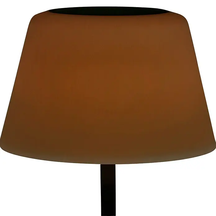 BAUHAUS Solar-Stehleuchte - 5,8 W, L x B x H: 27,5 x 27,5 x 105,5 cm, Schwarz/Weiß, IP44 - Nahaufnahme einer Tischlampe mit orangefarbenem Schirm und dunklem Sockel vor schwarzem Hintergrund.