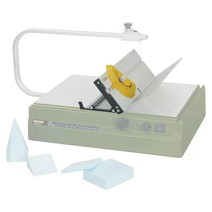 Proxxon Anschlag Thermocut TA 300 -  - PROXXON THERMOCUT Heißdraht-Schaumschneider mit grünem Gehäuse, weißem Arm, gelber Winkelführung und geschnittenen Schaumteilen.