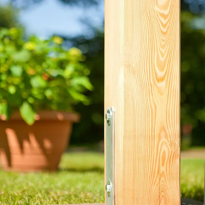 Kiehnholz Carport - Außenmaß inkl. Dachüberstand (B x T): 304 x 510 cm, Holz, Carport geeignet für: PKWs - Detailaufnahme eines Holzpfostens mit einer Metallverstärkung, ideal für stabile Gartenstrukturen und langlebige Bauprojekte.