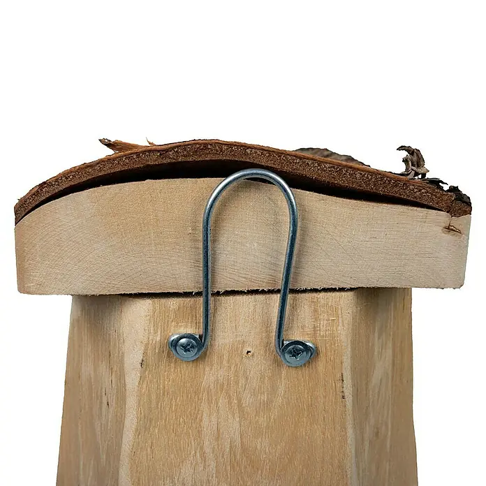 Windhager Nistkasten Log Cabin - 21 x 18 x 26 cm, Braun, Holz - Nahaufnahme eines Vogelhauses aus Holz mit einem gebogenen Metallhaken, der mit Schrauben befestigt ist.
