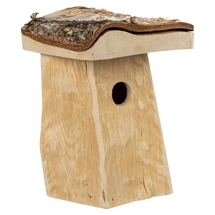 Windhager Nistkasten Log Cabin - 21 x 18 x 26 cm, Braun, Holz - Ein naturbelassenes Vogelhaus aus hellem Holz mit einem rustikalen Dach aus Baumrinde, einladend für gefiederte Freunde.
