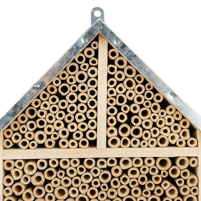 Windhager Insektenhotel ColonyL x B x H: 37 x 28 x 9 cm, Spitzdach - Nahaufnahme eines Insektenhotels aus Holz mit Röhrenfüllung, ideal für Wildbienen und andere nützliche Insekten im Garten.