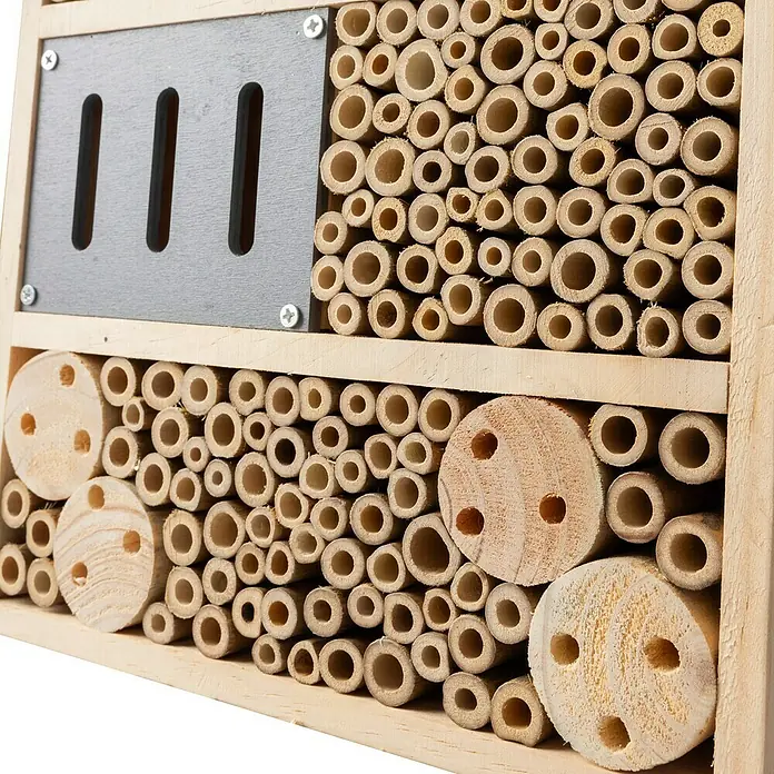 Windhager Insektenhotel ColonyL x B x H: 37 x 28 x 9 cm, Spitzdach - Insektenhotel mit verschiedenen Röhren und Hölzern als Nistplätze für Insekten. Nützlicher Unterschlupf und Dekoration für den Garten.