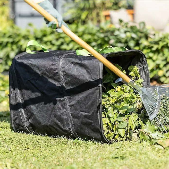 Windhager Pop-Up Gartenabfallsack Square - Fassungsvermögen: 180 l, B x H: 52 x 68 cm, Schwarz - Gartensack gefüllt mit Laub. Ein Laubrechen füllt den Gartensack mit Blättern und Gartenabfällen, ideal für die Gartenarbeit.