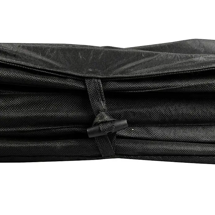 Windhager Pop-Up Gartenabfallsack Square - Fassungsvermögen: 180 l, B x H: 52 x 68 cm, Schwarz - Nahaufnahme einer schwarzen, zusammengefalteten Stoffabdeckung, die mit einem Knebelverschluss gesichert ist.