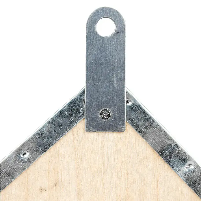 Windhager Insektenhotel TinyL x B x H: 26 x 15 x 9 cm, Spitzdach - Nahaufnahme einer Holzplatte mit Metallverstärkung und Aufhängung. Die Metallteile sind silbern und mit Schrauben befestigt.