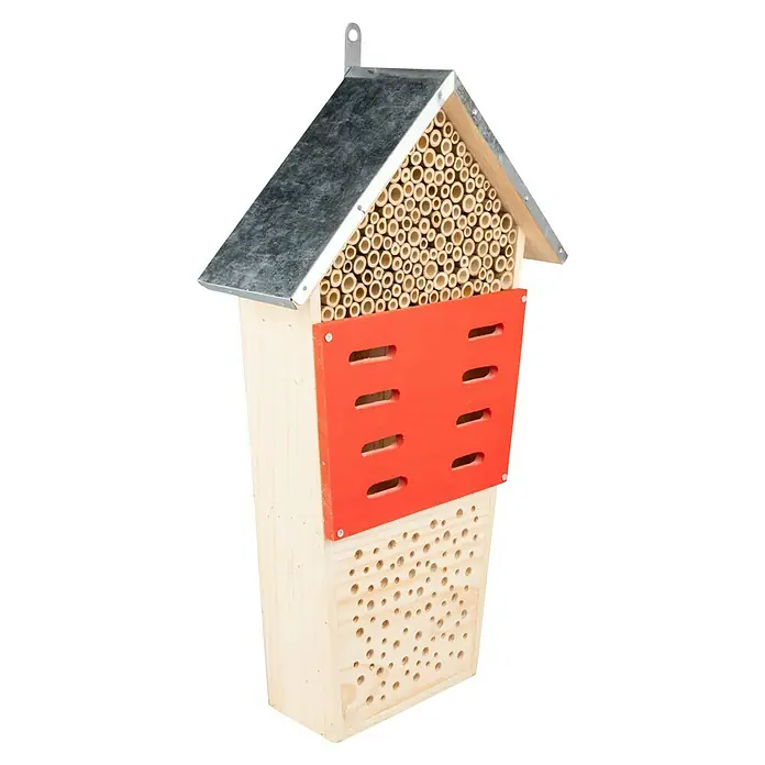 Windhager Insektenhotel Tower - L x B x H: 49 x 29 x 10 cm, Holz - Ein Insektenhotel aus Holz mit Bambusfüllung, einem roten Element mit Schlitzen und einem Metalldach zum Aufhängen.